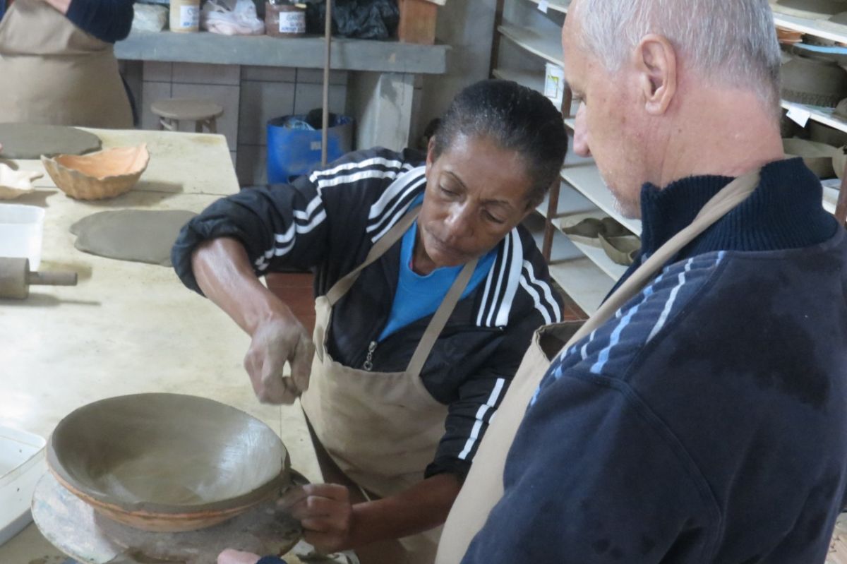 Frequentadores do Caps participam de aulas de cerâmica artística na Olaria das Artes