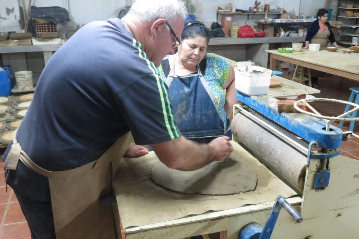 Frequentadores do Caps participam de aulas de cerâmica artística na Olaria das Artes