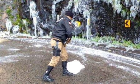 Serra do Rio do Rastro segue interditada devido ao gelo na pista