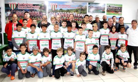 Escolinha do Rui Barbosa recebe uniformes do projeto "Criança na Escola é Show de Bola"