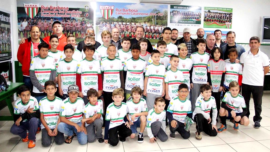 Escolinha do Rui Barbosa recebe uniformes do projeto "Criança na Escola é Show de Bola"