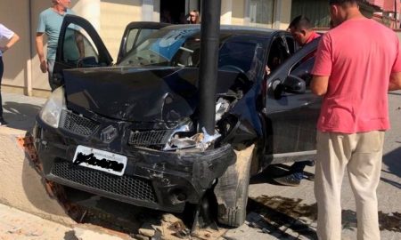 Motorista passa mal e bate o carro em placa de publicidade na Rua José Cechinel