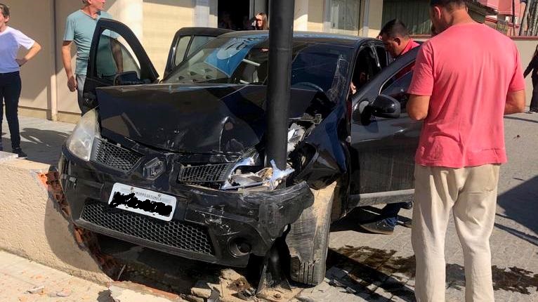 Motorista passa mal e bate o carro em placa de publicidade na Rua José Cechinel