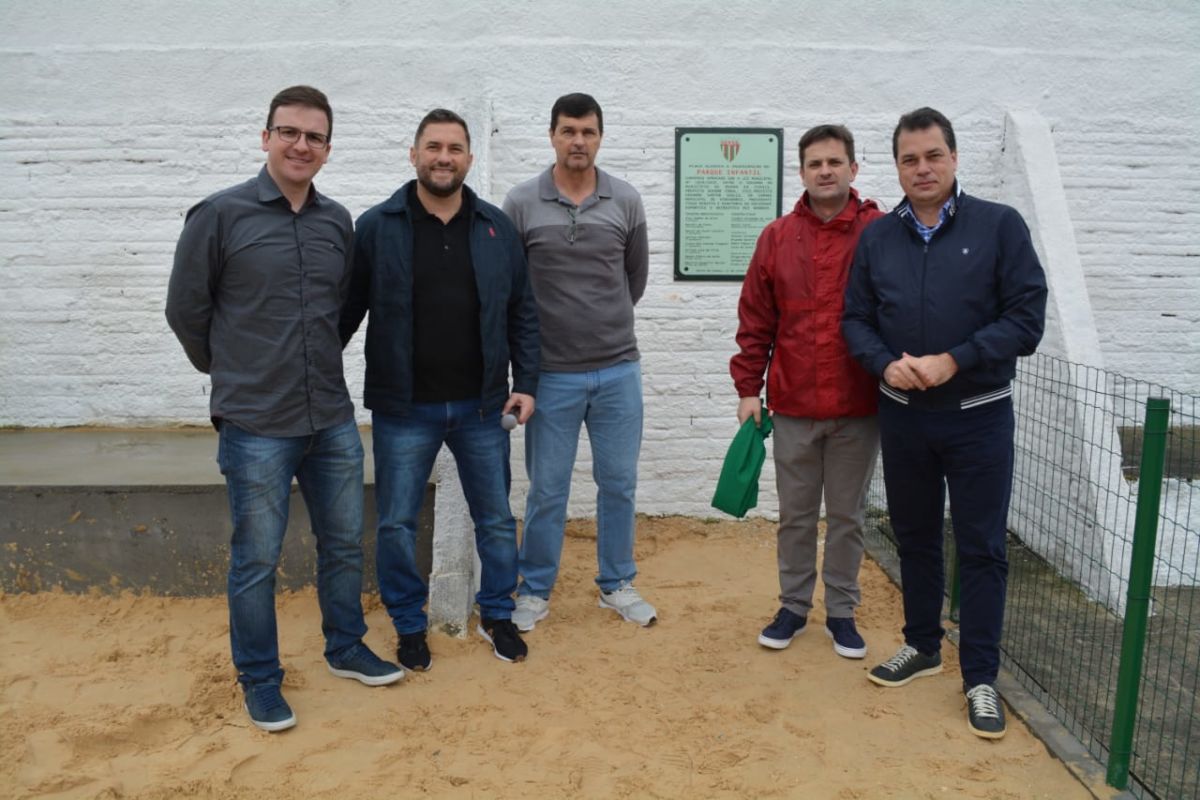 Com recursos devolvidos pela Câmara, prefeitura inaugura parque infantil na sede do Rui Barbosa