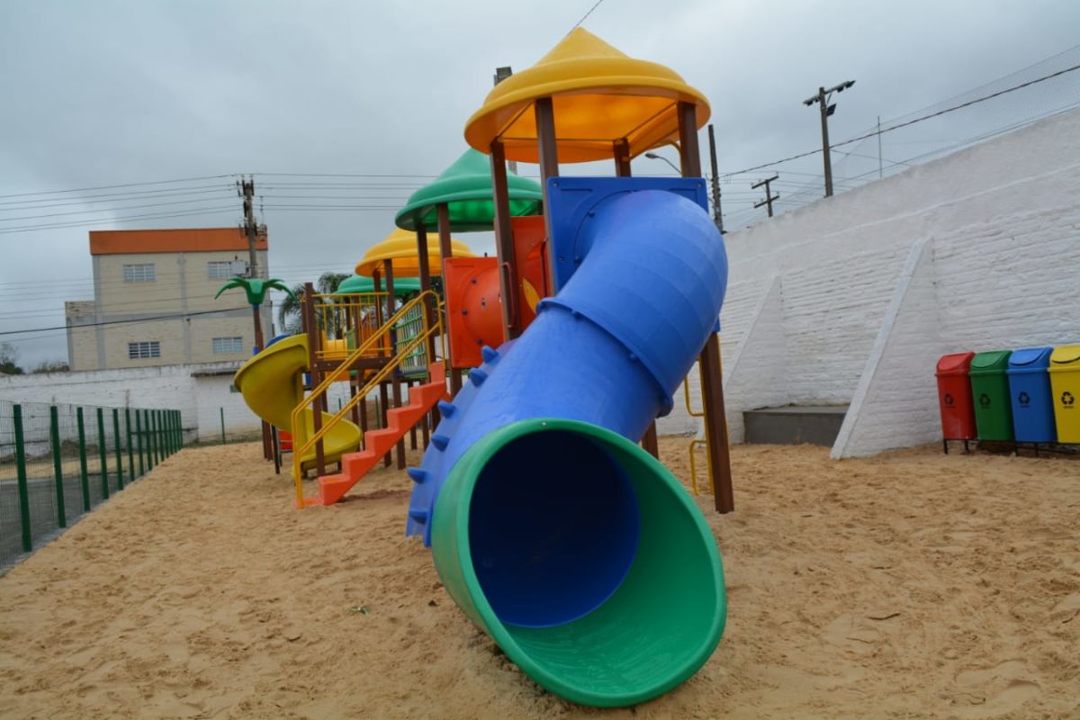 Com recursos devolvidos pela Câmara, prefeitura inaugura parque infantil na sede do Rui Barbosa