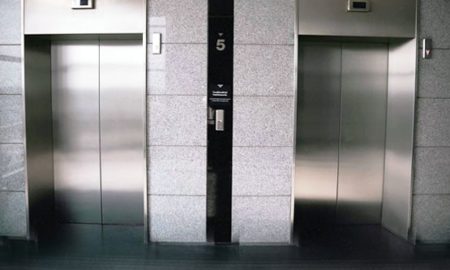 Idosa que caiu em elevador com desnível em condomínio será indenizada