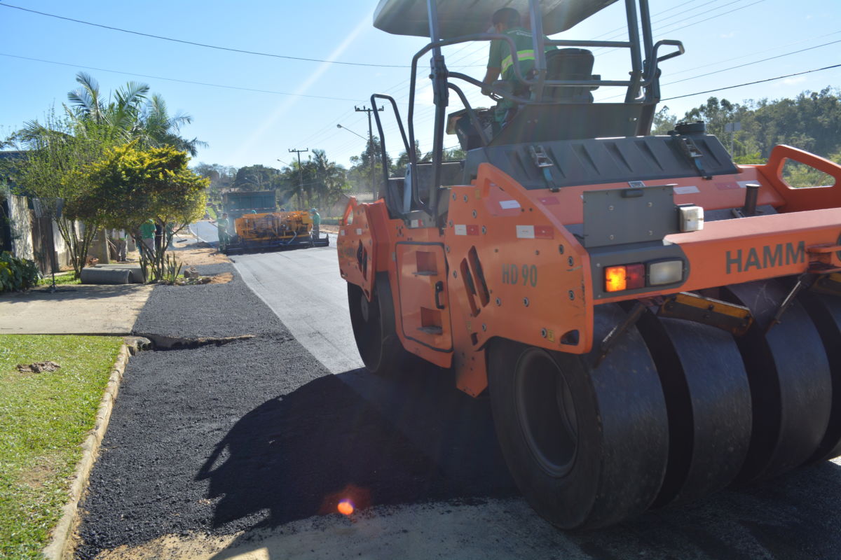 Rua Mansueto Maccari recebe camada asfáltica