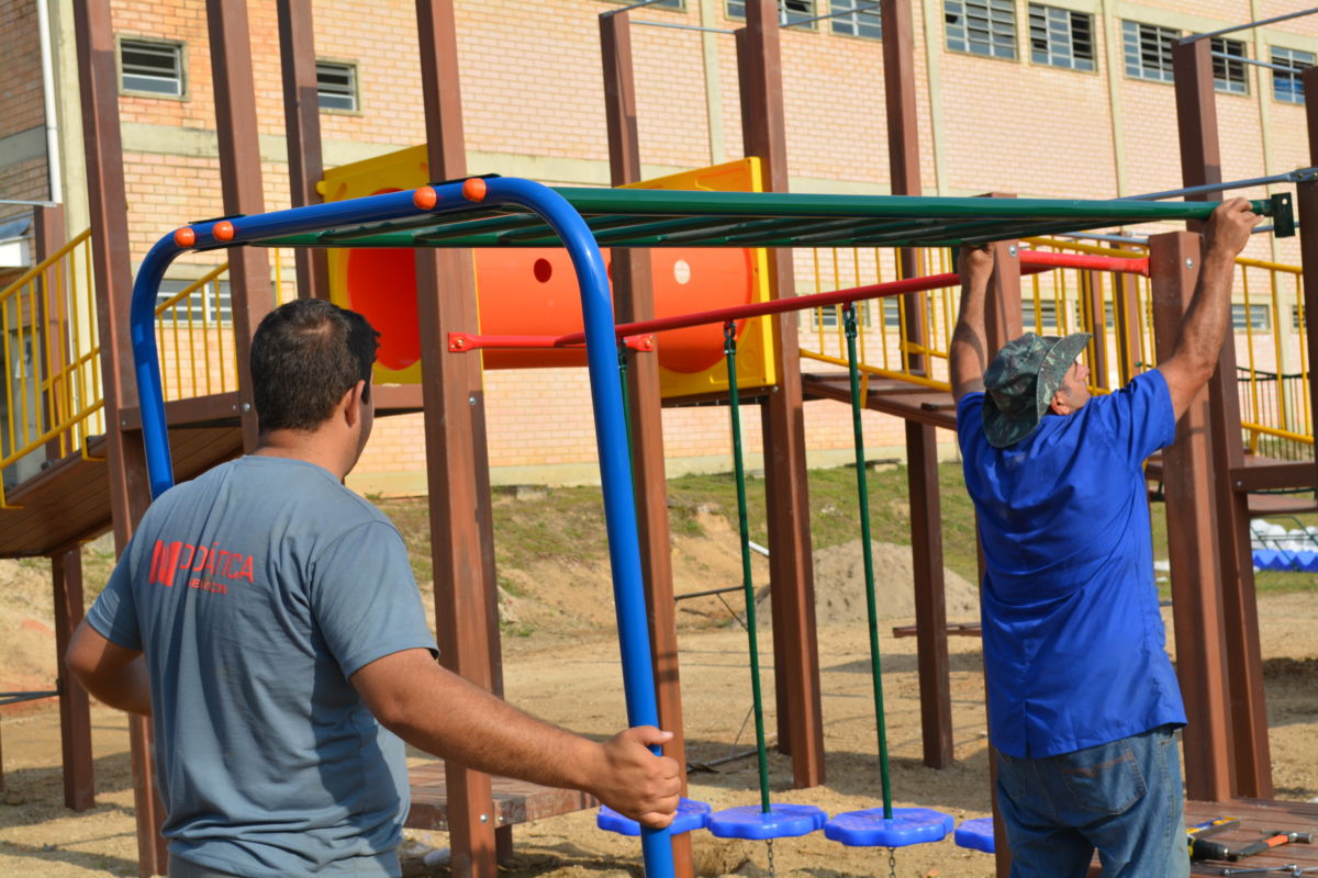 Parque infantil é montado em Estação Cocal