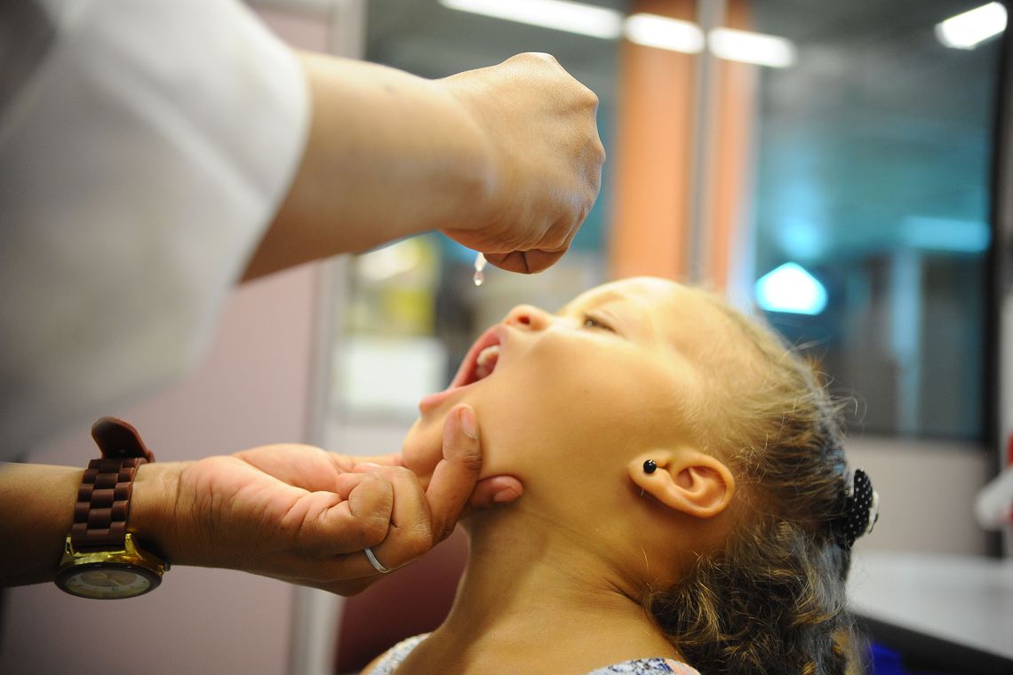 Crianças de seis a 11 meses devem tomar vacina contra sarampo, caxumba e rubéola