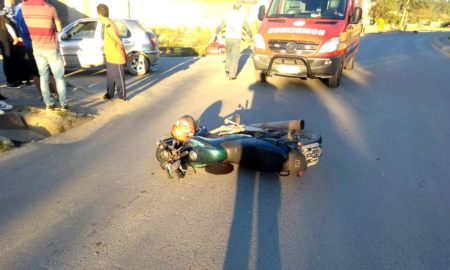 Acidente na Rodovia Tranquilo Sartor deixa motociclista ferido