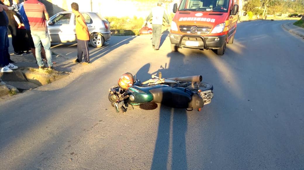 Acidente na Rodovia Tranquilo Sartor deixa motociclista ferido