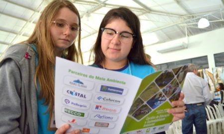 Cartilha leva orientações sobre sustentabilidade aos alunos de Morro da Fumaça
