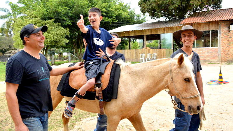 Equoterapia proporciona mais qualidade de vida para pessoas com deficiência