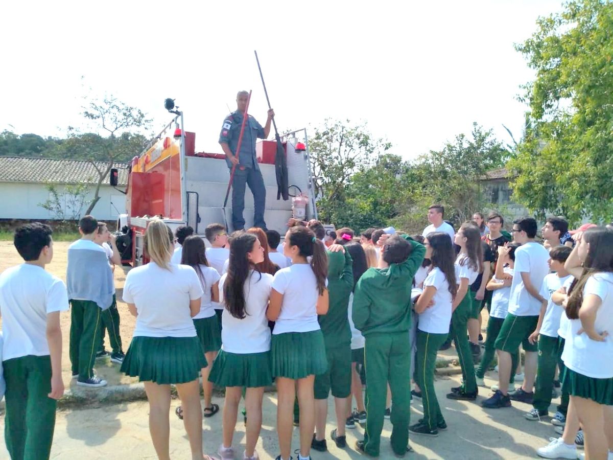 Corpo de Bombeiros faz palestra e apresenta instruções para alunos do Colégio Interação