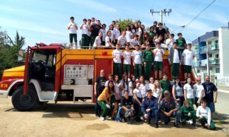 Corpo de Bombeiros faz palestra e apresenta instruções para alunos do Colégio Interação