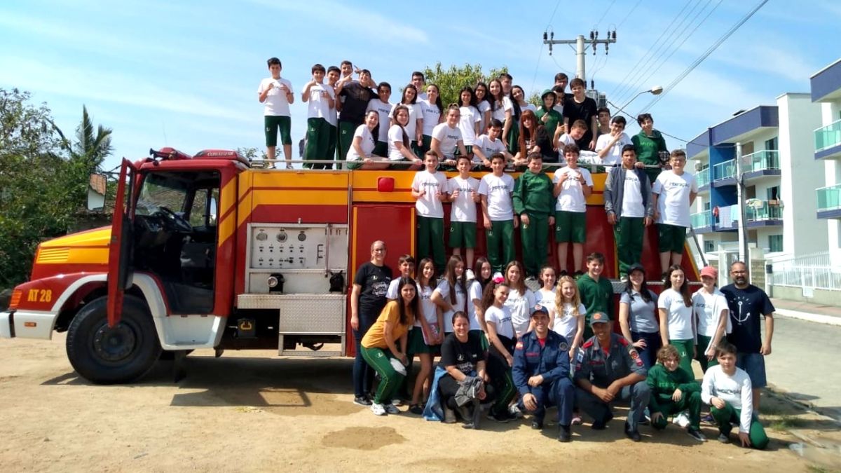 Corpo de Bombeiros faz palestra e apresenta instruções para alunos do Colégio Interação