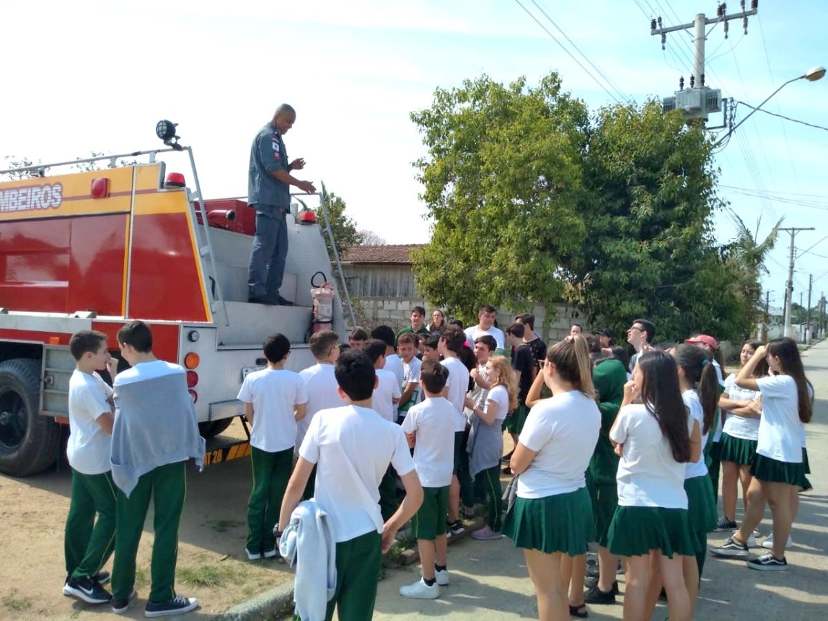 Corpo de Bombeiros faz palestra e apresenta instruções para alunos do Colégio Interação