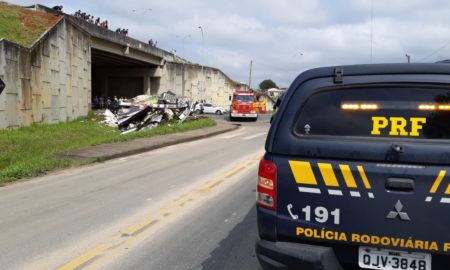 Caminhão cai de viaduto no acesso a Morro da Fumaça