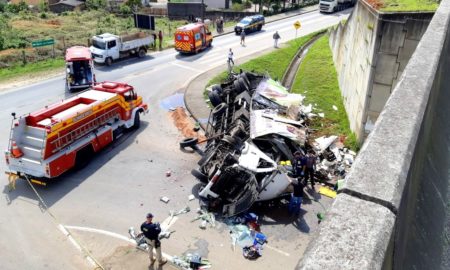 Motorista quebra a clavícula após tombar caminhão na BR-101