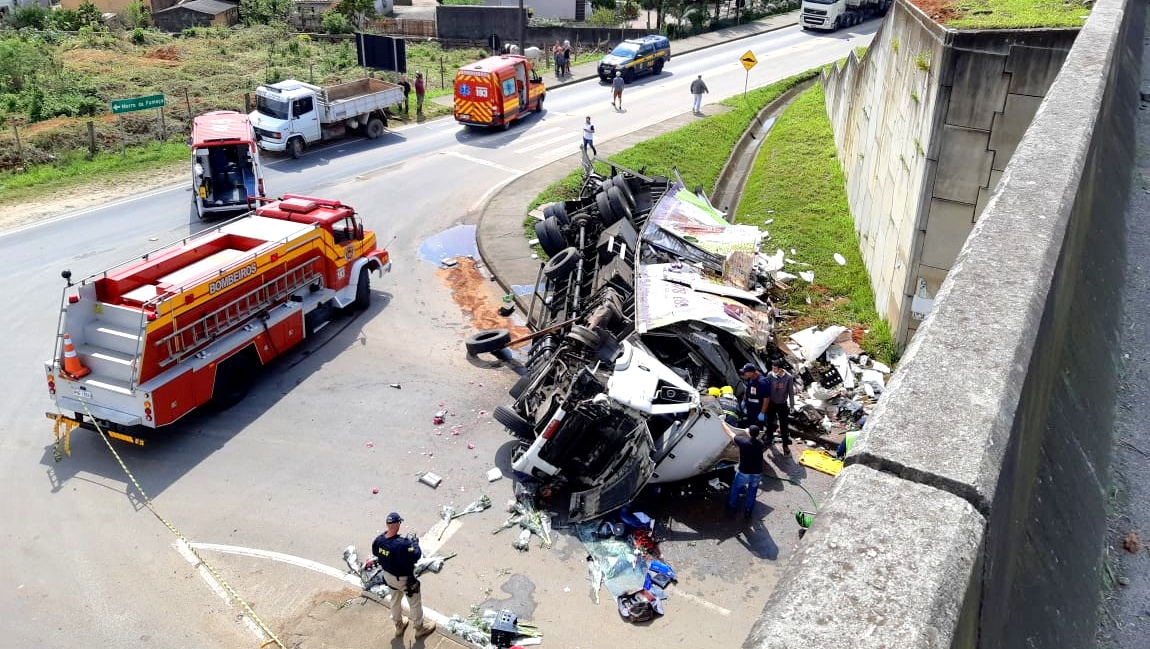 Motorista quebra a clavícula após tombar caminhão na BR-101