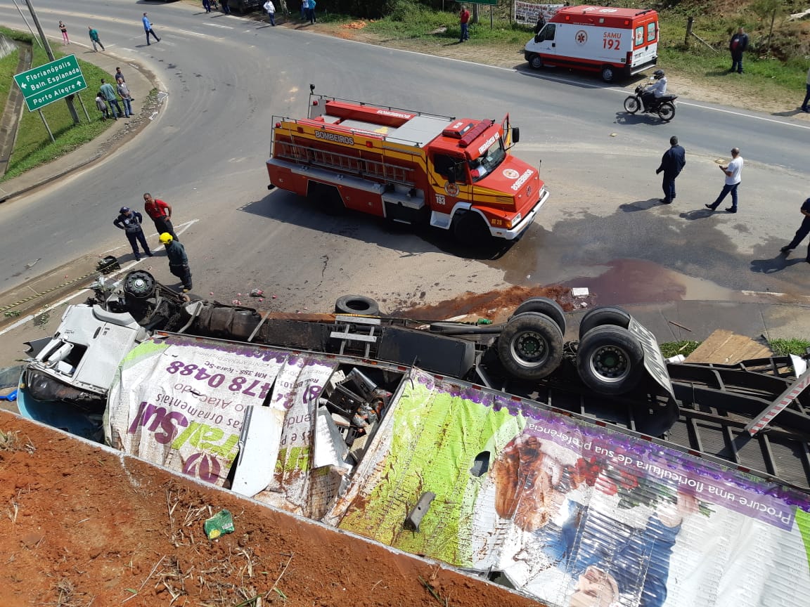 Motorista quebra a clavícula após tombar caminhão na BR-101