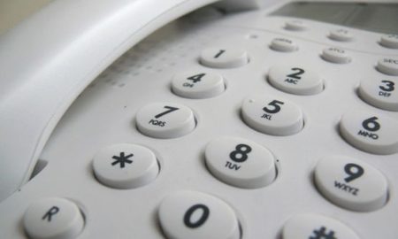 Operadora indenizará cliente após cobrança em dobro por linha telefônica com defeito