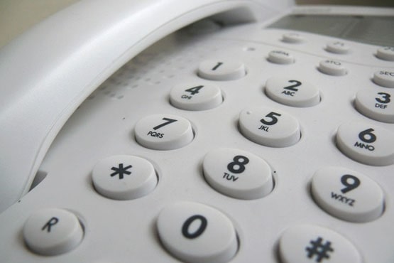 Operadora indenizará cliente após cobrança em dobro por linha telefônica com defeito