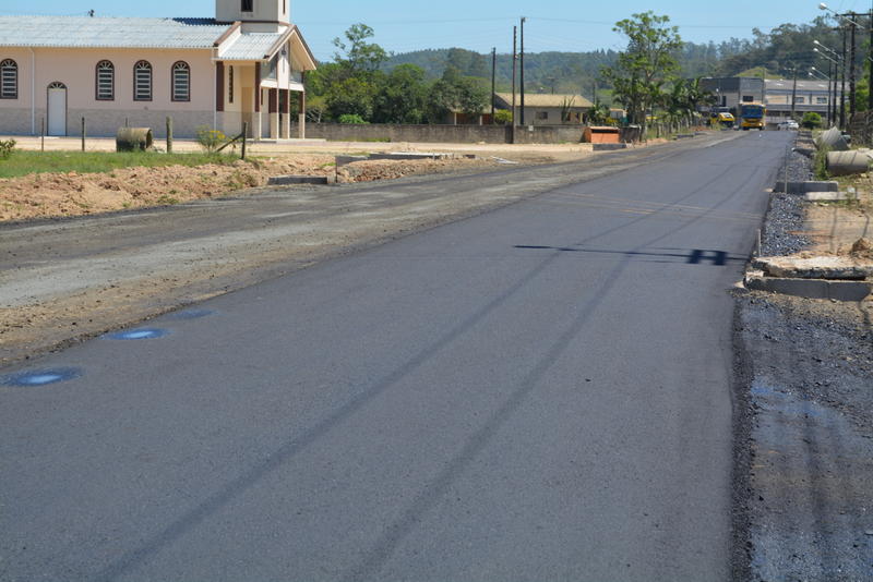 Rodovia Municipal Tranquilo Sartor começa a receber camada asfáltica