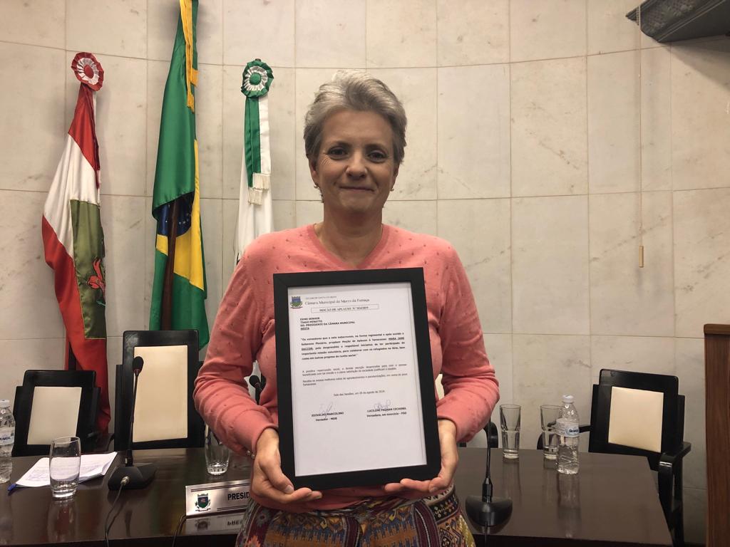 Fotógrafa humanitária recebe Moção de Aplauso da Câmara de Vereadores