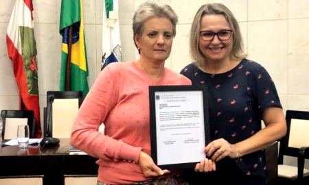 Fotógrafa humanitária recebe Moção de Aplauso da Câmara de Vereadores