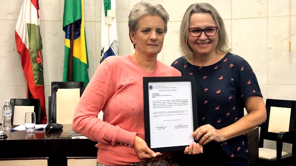 Fotógrafa humanitária recebe Moção de Aplauso da Câmara de Vereadores