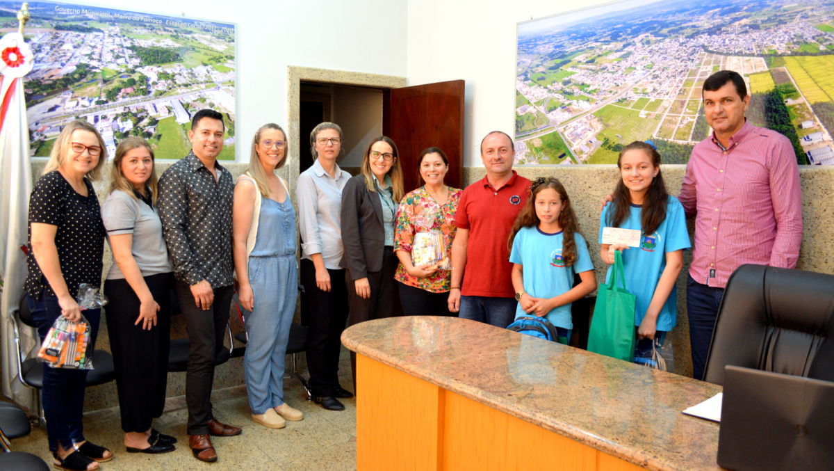 Vencedoras de concurso de desenho e redação são premiadas