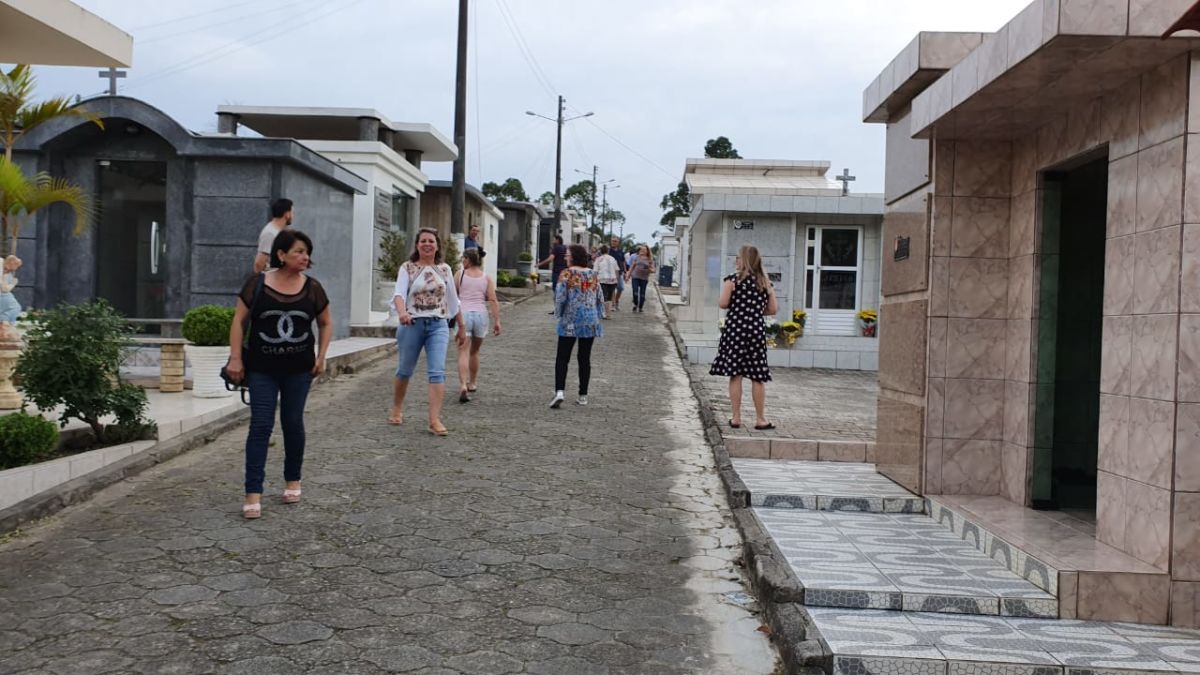 Finados: movimento intenso no cemitério municipal