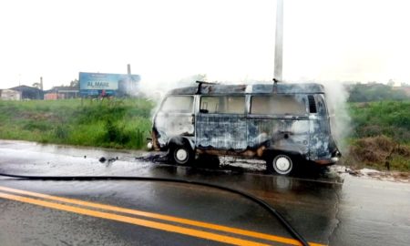 Veículo pega fogo no Bairro Capelinha