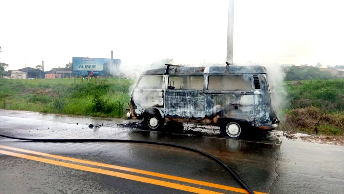 Veículo pega fogo no Bairro Capelinha