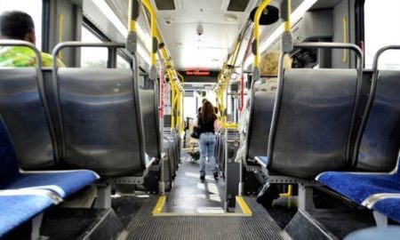 Passageira de ônibus que sofreu queda após freada brusca será indenizada