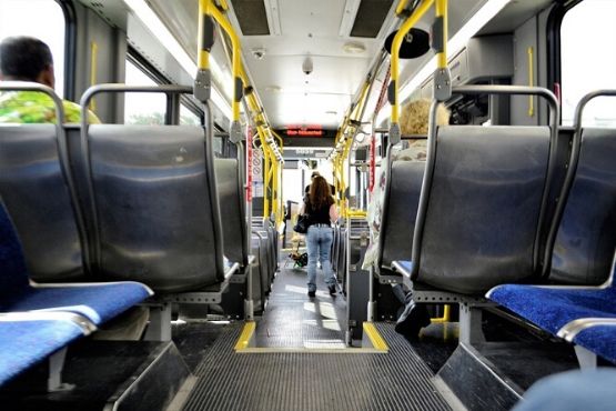 Passageira de ônibus que sofreu queda após freada brusca será indenizada