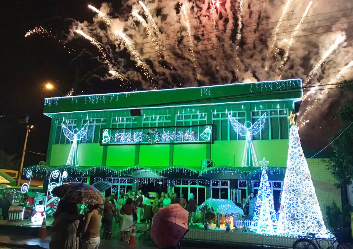 Iluminação de natal da Cermoful vira atração para fotos