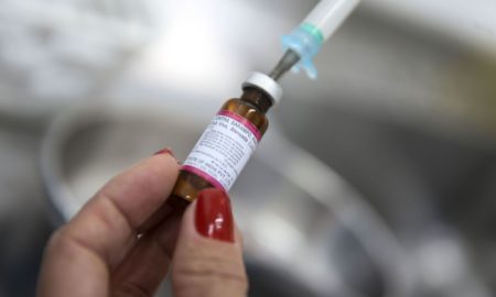 Sete em cada dez brasileiros acreditam em fake news sobre vacinas