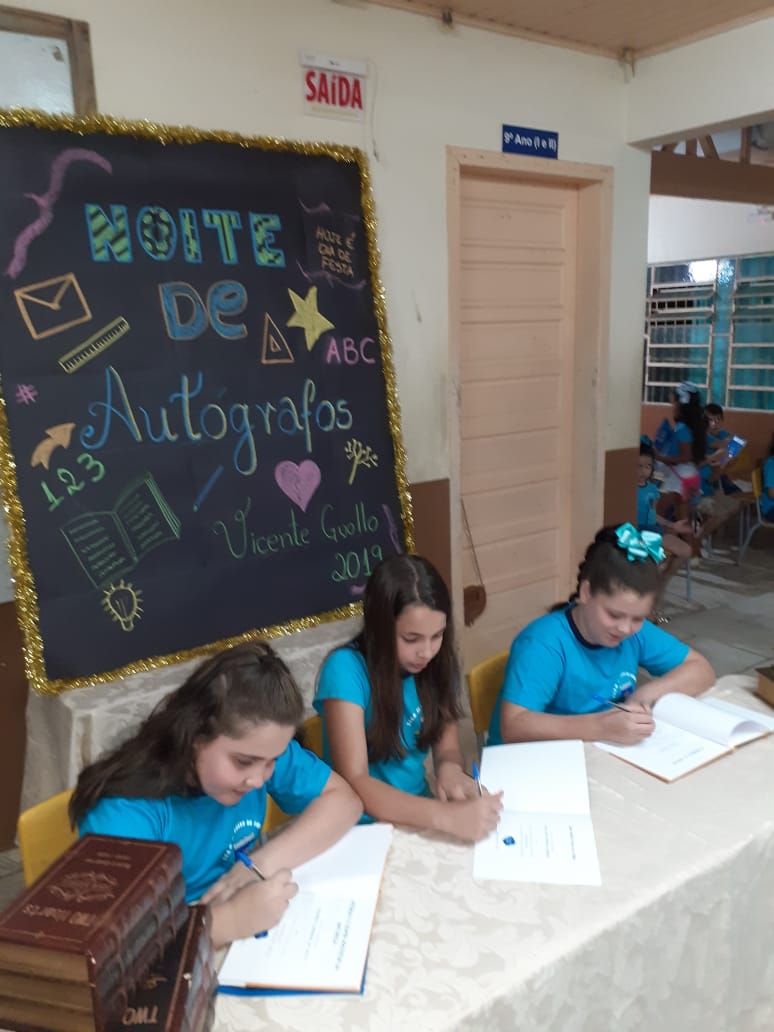 Alunos da Escola Vicente Guollo participam de noite de autógrafos