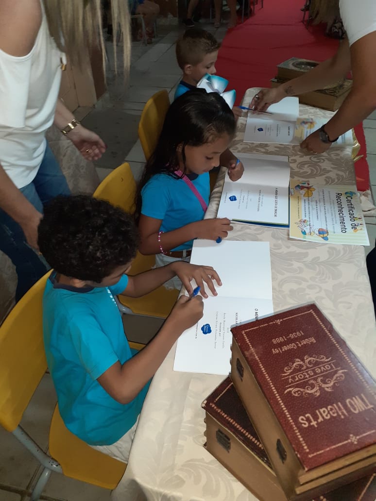 Alunos da Escola Vicente Guollo participam de noite de autógrafos