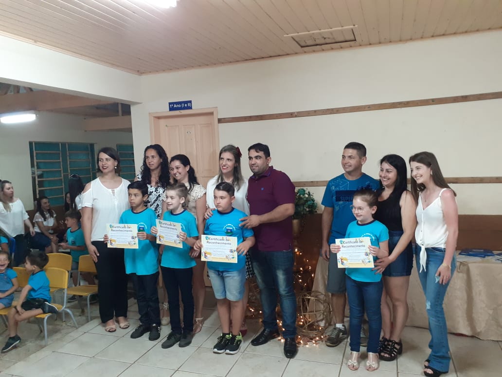 Alunos da Escola Vicente Guollo participam de noite de autógrafos