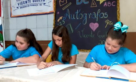 Alunos da Escola Vicente Guollo participam de noite de autógrafos
