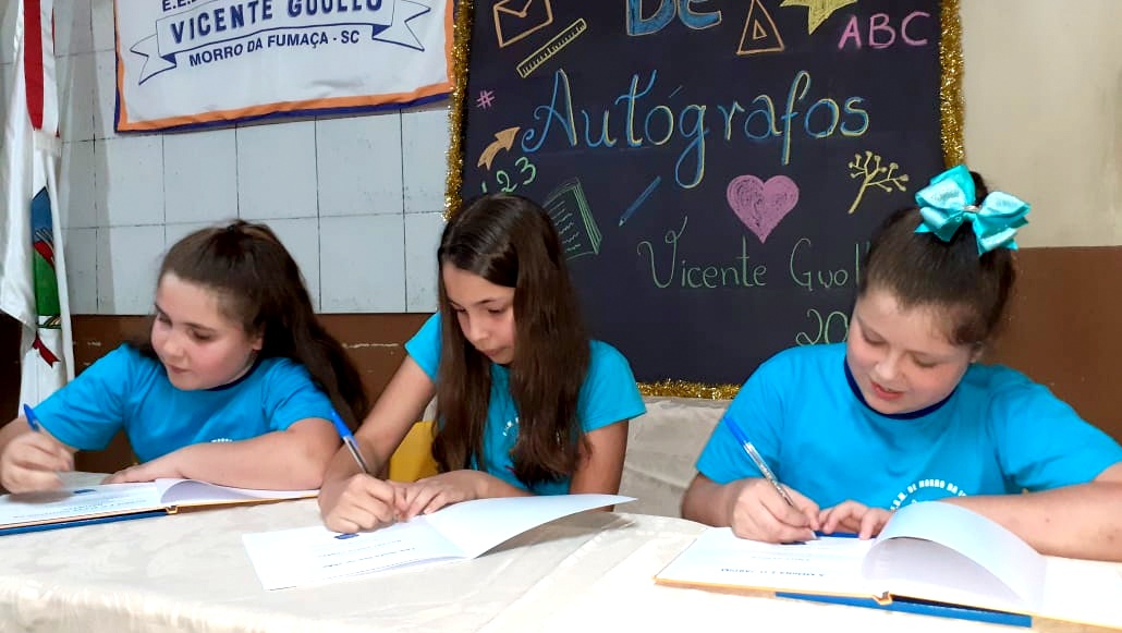 Alunos da Escola Vicente Guollo participam de noite de autógrafos