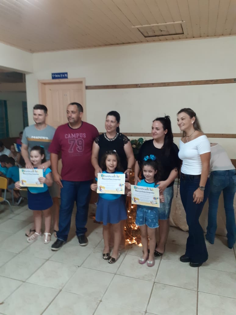 Alunos da Escola Vicente Guollo participam de noite de autógrafos