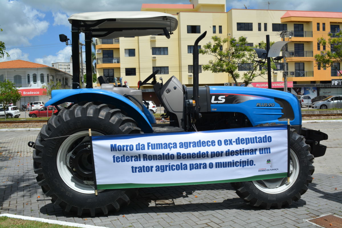 Morro da Fumaça recebe novo trator agrícola