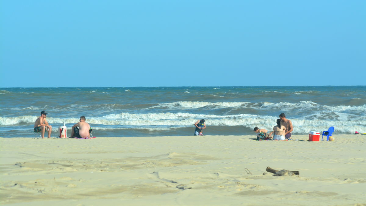 Calor leva veranistas à Praia da Esplanada