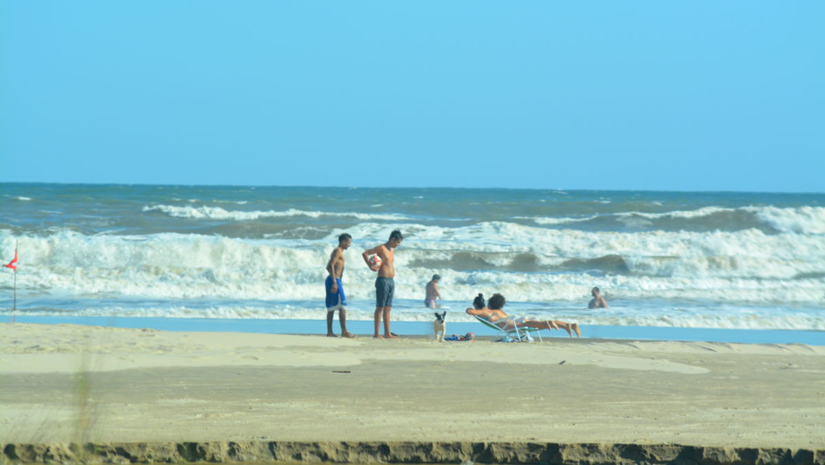 Calor leva veranistas à Praia da Esplanada