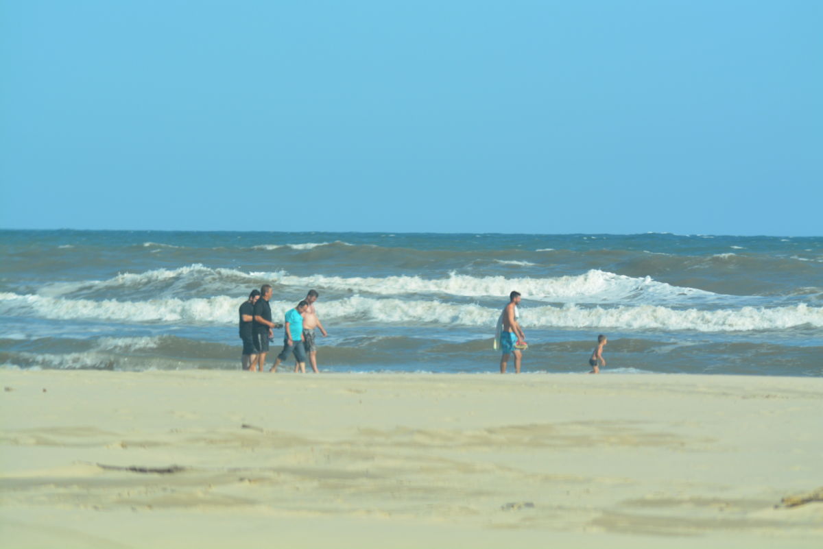 Calor leva veranistas à Praia da Esplanada