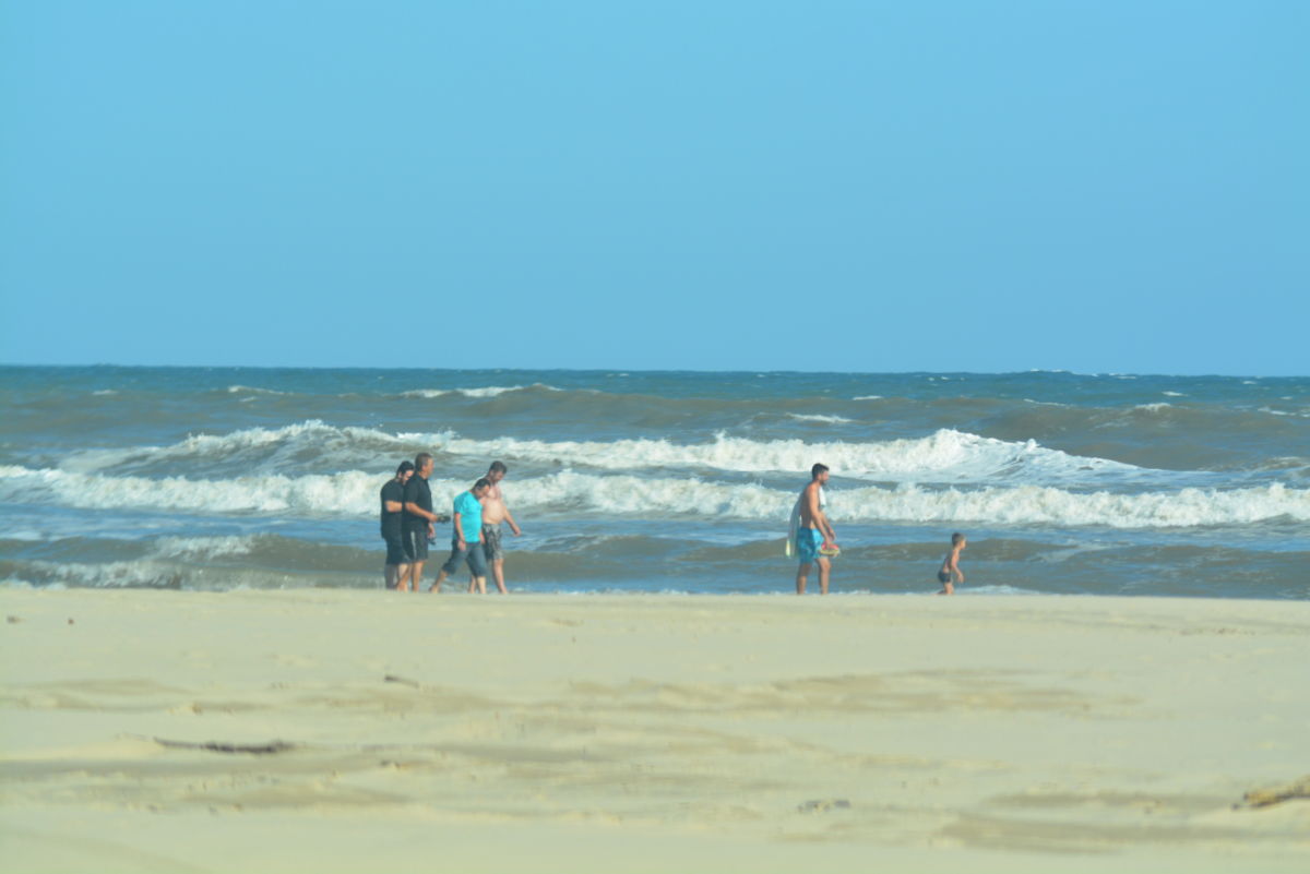 Calor leva veranistas à Praia da Esplanada